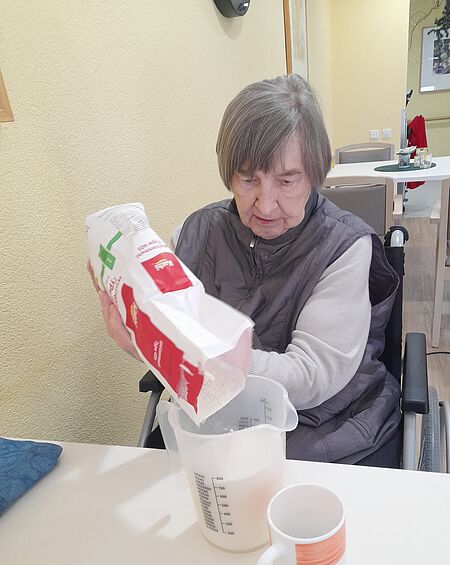 Backen im DRK-Altenpflegeheim "Käthe Kollwitz"