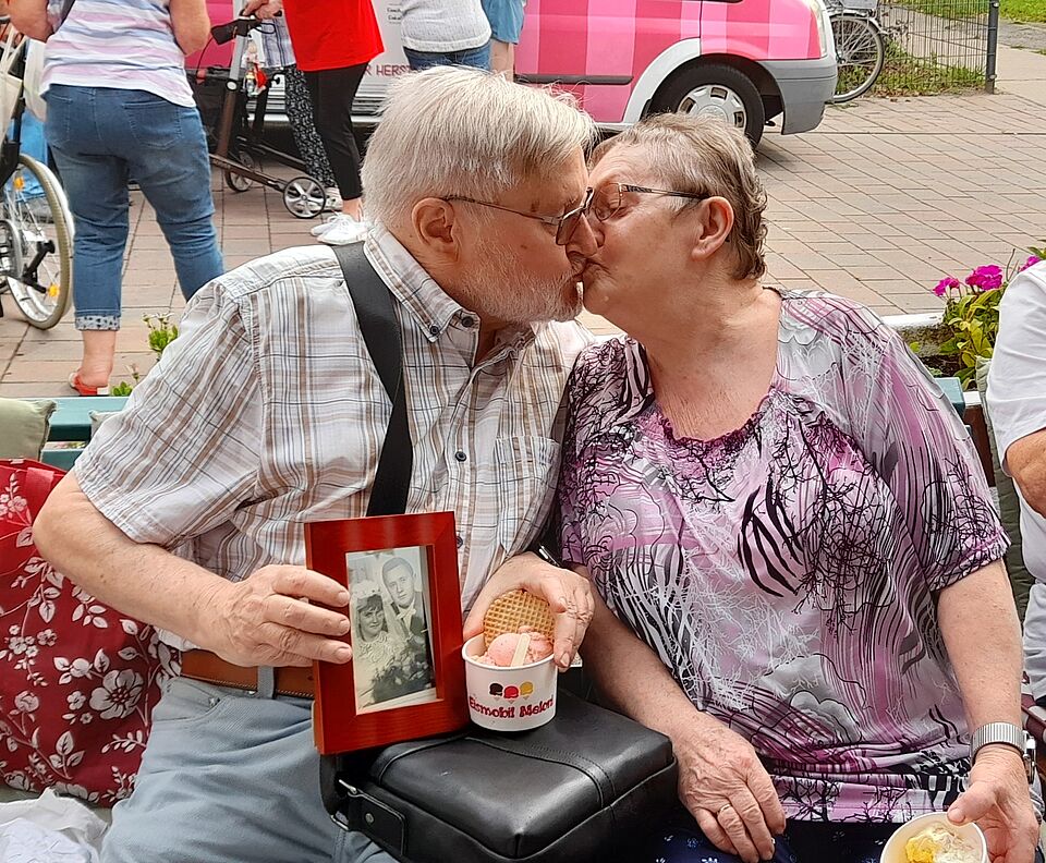 Senior überrascht seine Frau mit Eisbecher zum Hochzeitstag