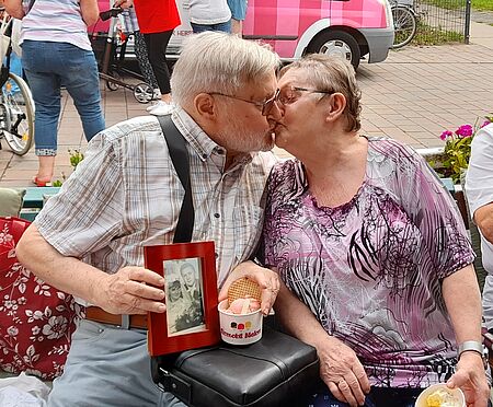 Senior überrascht seine Frau mit Eisbecher zum Hochzeitstag