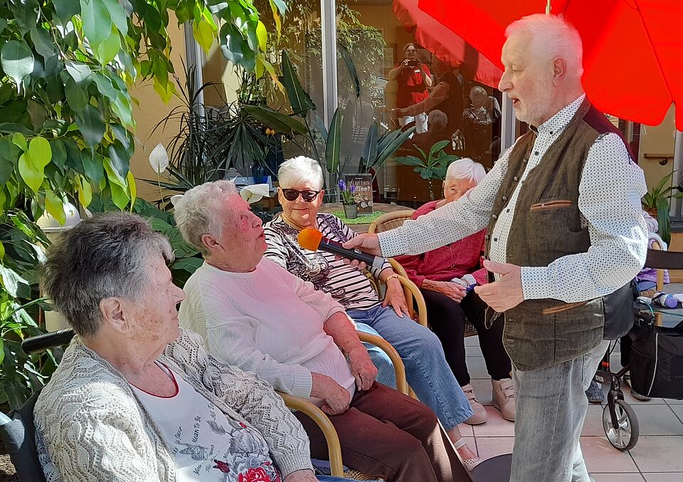 Seniorenchor animiert Bewohnerinnen zum Mitmachen