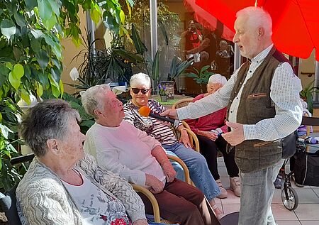 Seniorenchor animiert Bewohnerinnen zum Mitmachen